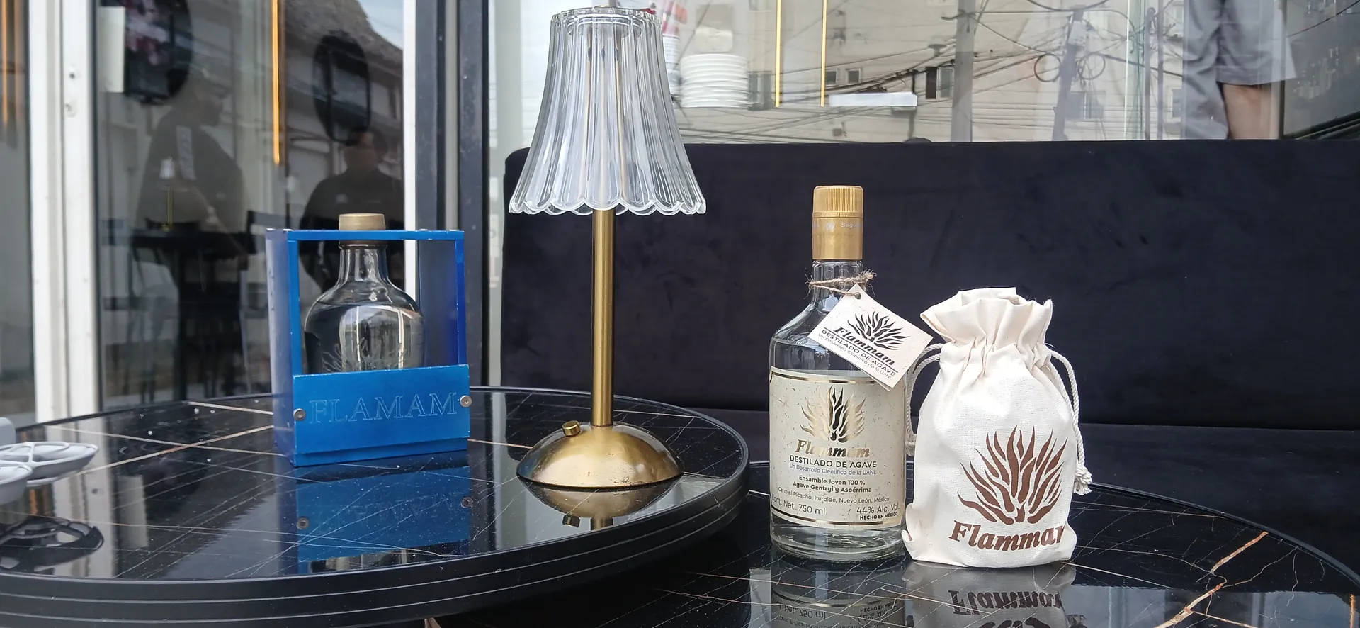 Botella, caja azul y morral artesanal